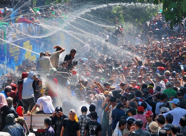 どこ行っても水かけられます！ミャンマー最大のお祭り「水かけ祭り」 | TRIPPING!