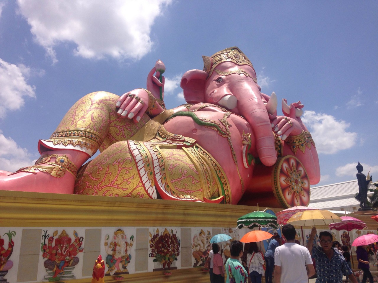 バンコクから1時間半の巨大ピンクガネーシャのいる寺 Tripping
