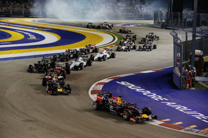 Thrilling-race-action-at-the-Marina-Bay-Street-Circuit-680x453