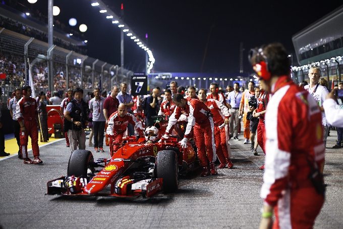 Marina Bay Circuit, Singapore. Sunday 20 September 2015. Sebastian Vettel, Ferrari SF-15T, arrives on the grid. World Copyright: Sam Bloxham/LAT Photographic ref: Digital Image _SBL9065